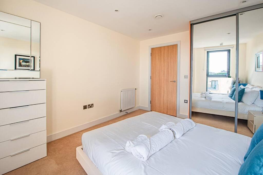 Charming Flat With Balcony Near Tower Bridge * Londra