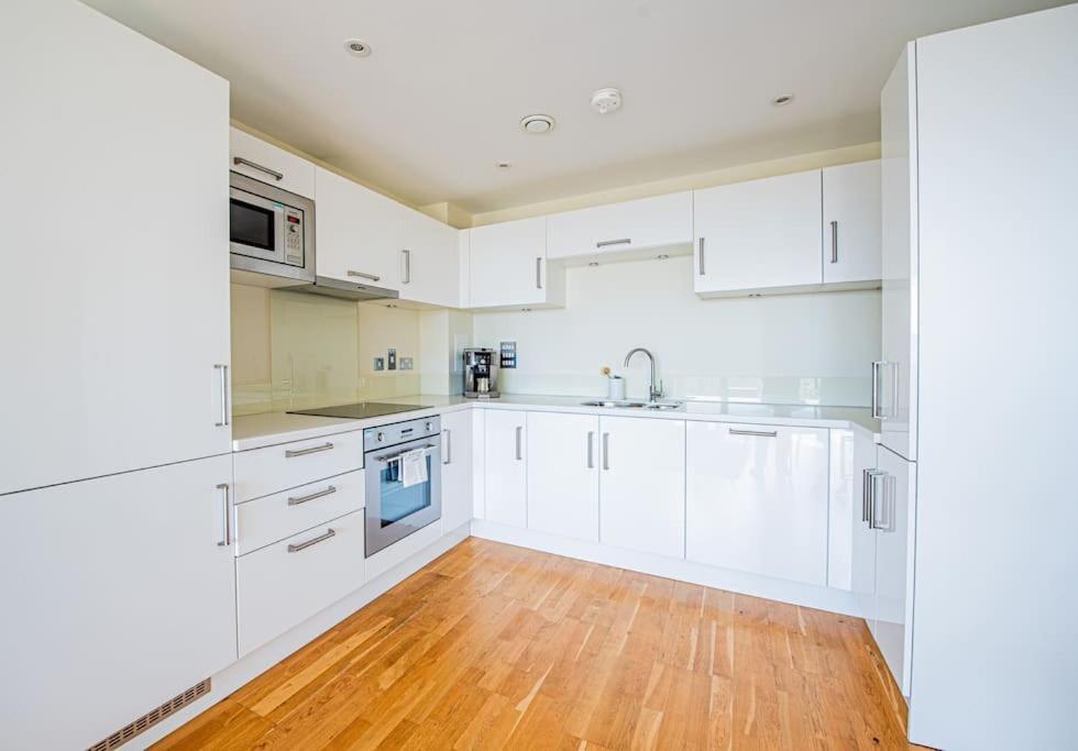 Charming Flat With Balcony Near Tower Bridge * Londra